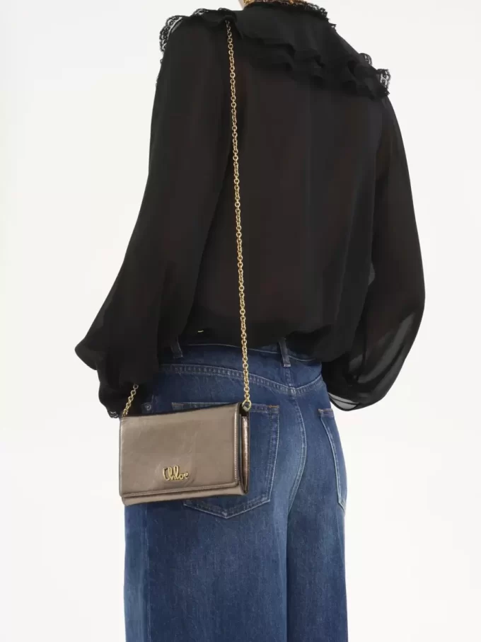 Cartera con solapa y cadena Chloé Iconic en piel metalizada
