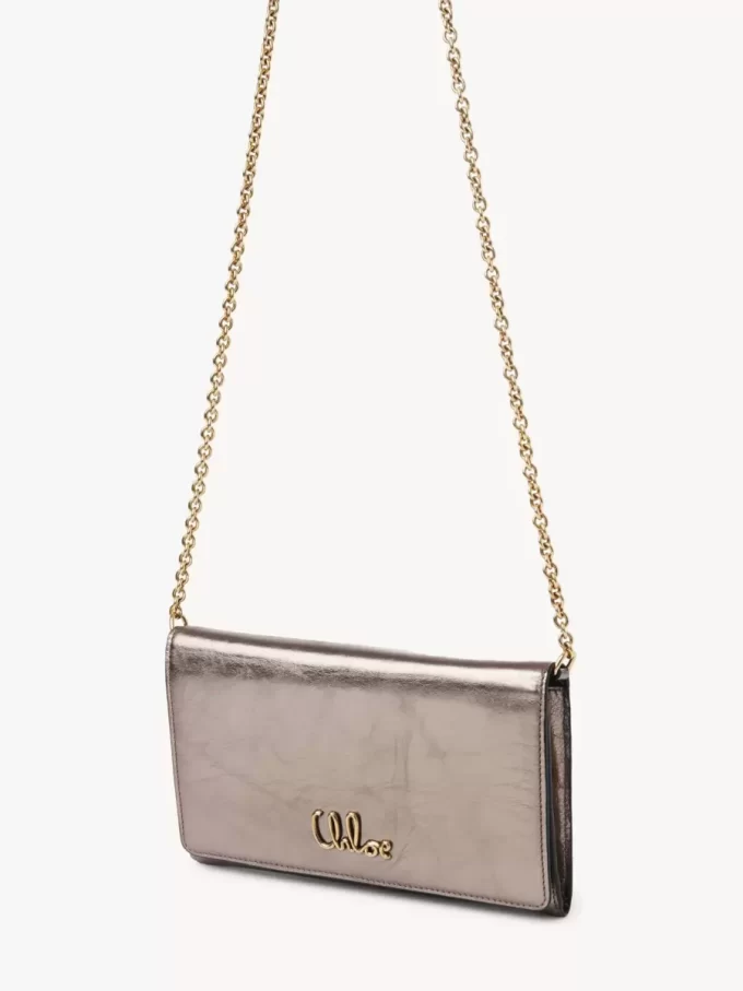 Cartera con solapa y cadena Chloé Iconic en piel metalizada