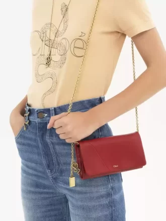 Cartera con solapa y cadena Chloé Spin en piel granulada