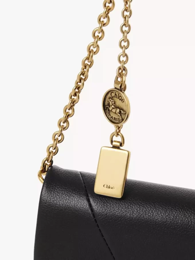 Cartera con solapa y cadena Chloé Spin en piel granulada