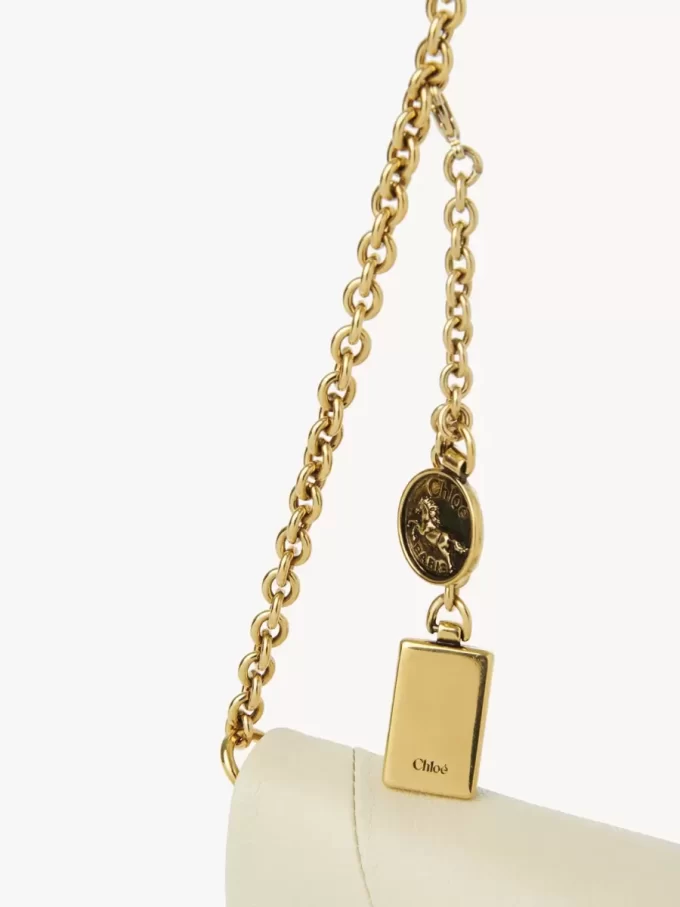 Cartera con solapa y cadena Chloé Spin en piel granulada