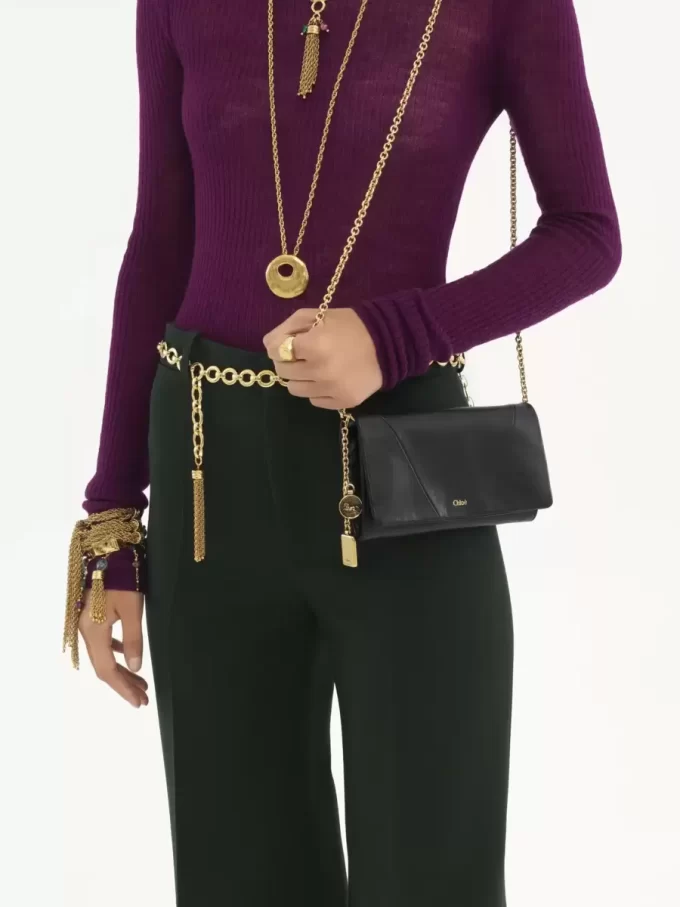 Cartera con solapa y cadena Chloé Spin en piel granulada