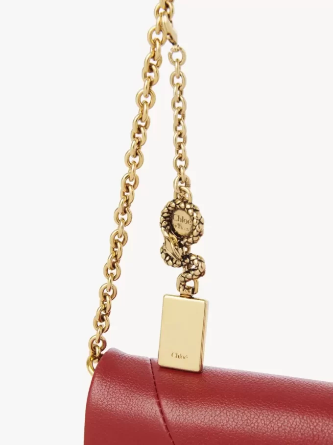 Cartera con solapa y cadena Chloé Spin en piel granulada