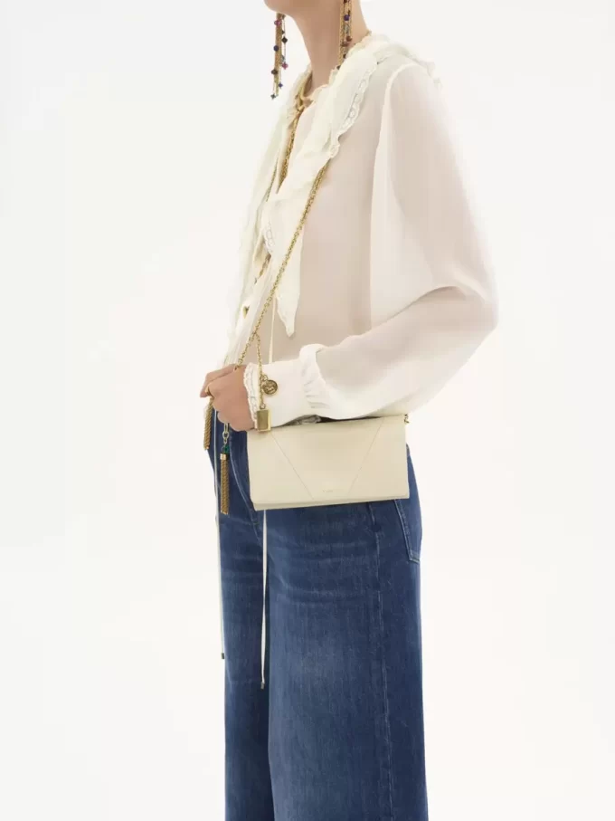 Cartera con solapa y cadena Chloé Spin en piel granulada