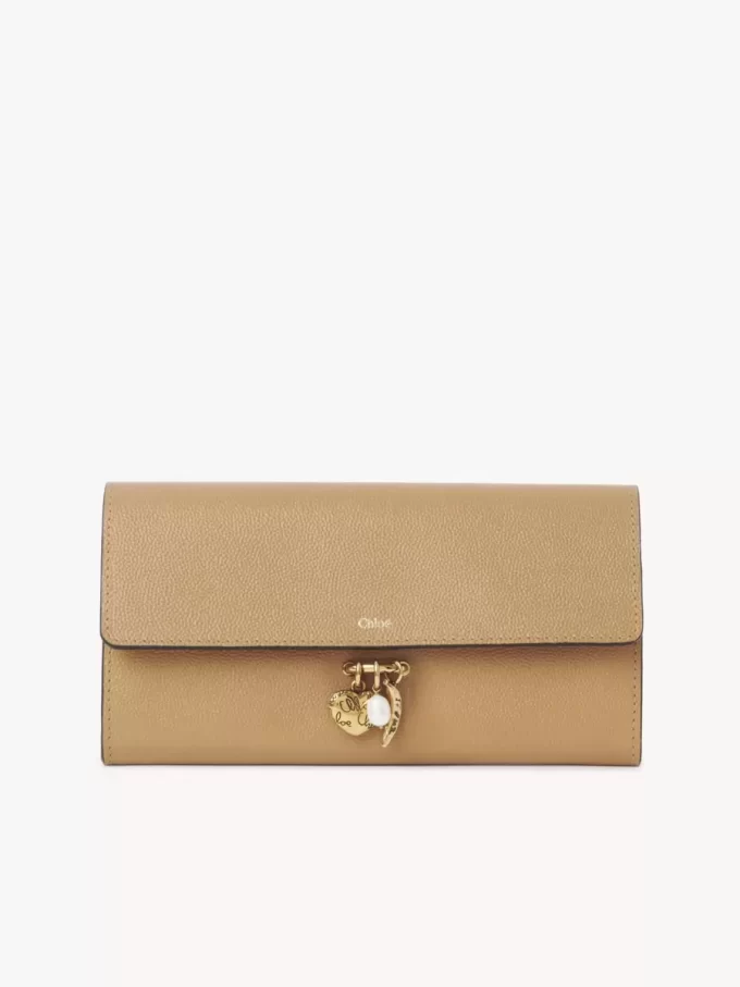 Cartera larga con solapa Chloé Charms en piel granulada