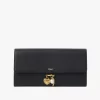 Cartera larga con solapa Chloé Charms en piel granulada