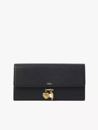 Cartera larga con solapa Chloé Charms en piel granulada