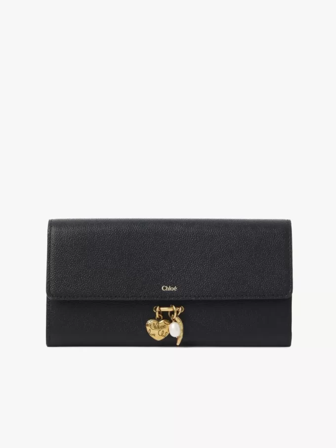 Cartera larga con solapa Chloé Charms en piel granulada