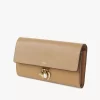 Cartera larga con solapa Chloé Charms en piel granulada