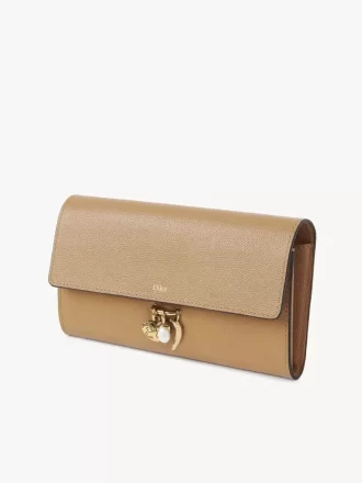 Cartera larga con solapa Chloé Charms en piel granulada