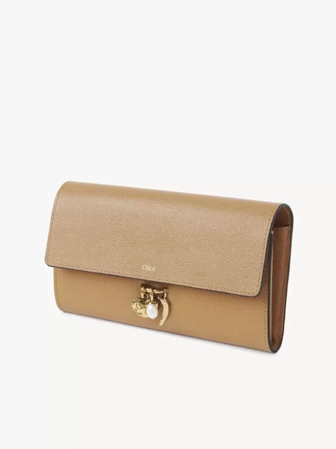 Cartera larga con solapa Chloé Charms en piel granulada