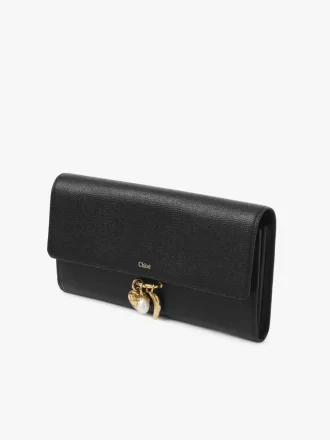 Cartera larga con solapa Chloé Charms en piel granulada