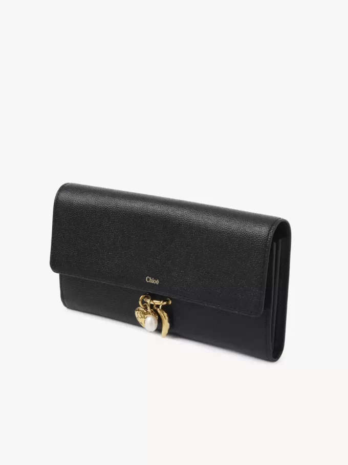 Cartera larga con solapa Chloé Charms en piel granulada