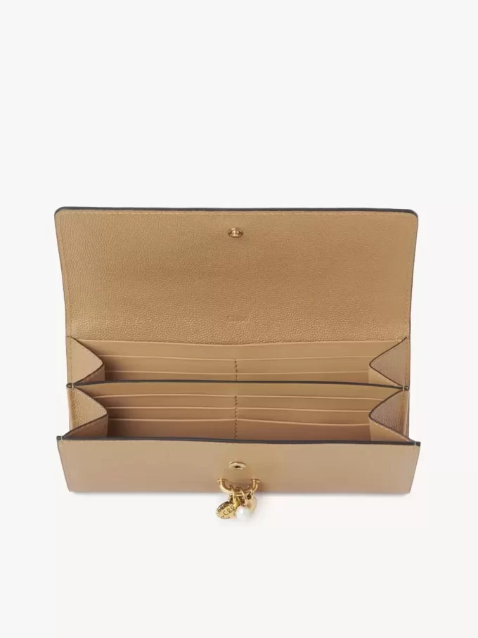 Cartera larga con solapa Chloé Charms en piel granulada