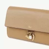 Cartera larga con solapa Chloé Charms en piel granulada