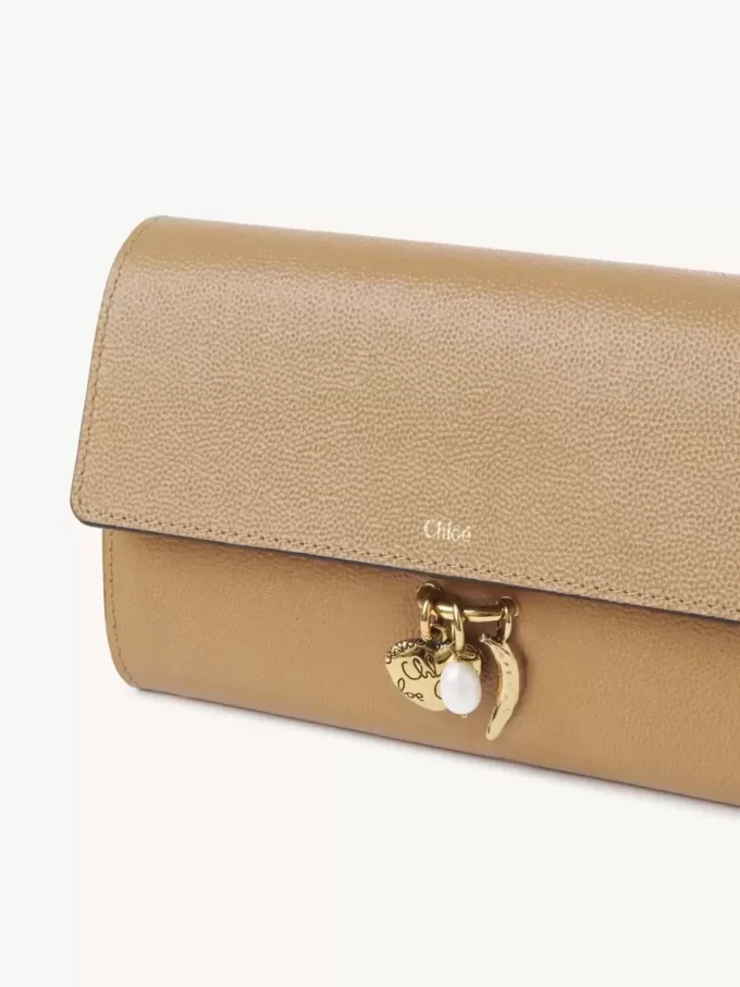 Cartera larga con solapa Chloé Charms en piel granulada