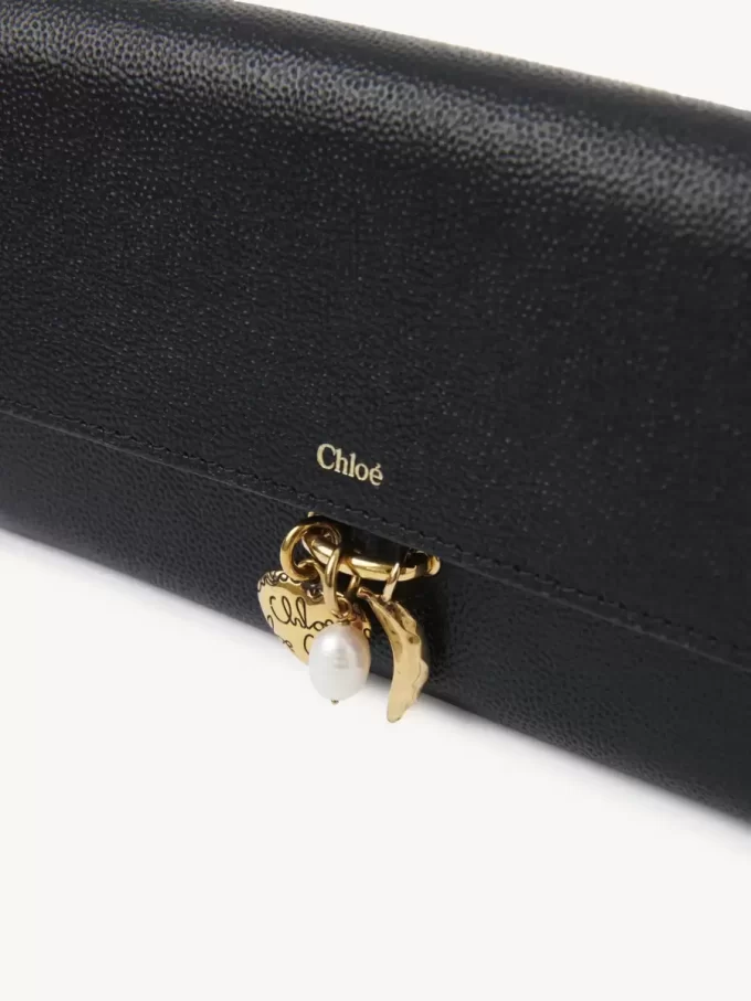 Cartera larga con solapa Chloé Charms en piel granulada