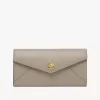 Cartera larga tipo sobre con solapa en piel granulada