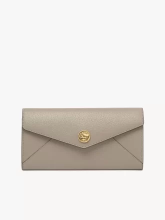 Cartera larga tipo sobre con solapa en piel granulada