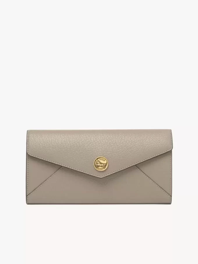 Cartera larga tipo sobre con solapa en piel granulada