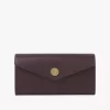 Cartera larga tipo sobre con solapa en piel granulada