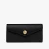Cartera larga tipo sobre con solapa en piel granulada