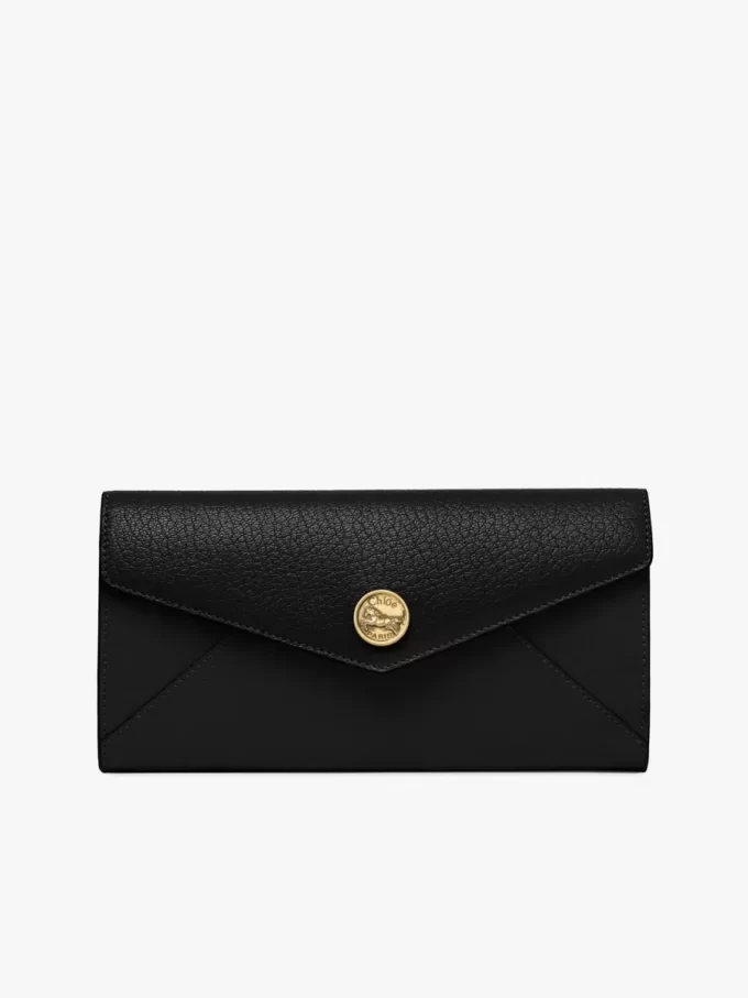 Cartera larga tipo sobre con solapa en piel granulada