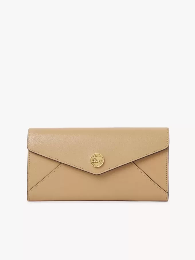 Cartera larga tipo sobre con solapa en piel granulada