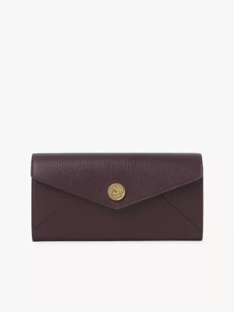 Cartera larga tipo sobre con solapa en piel granulada