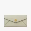Cartera larga tipo sobre con solapa en piel granulada