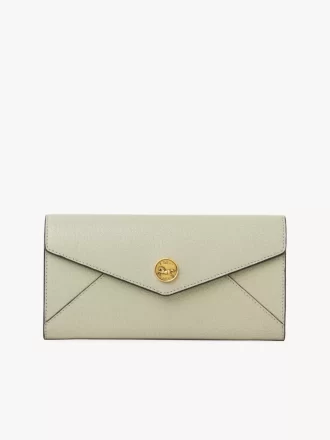 Cartera larga tipo sobre con solapa en piel granulada