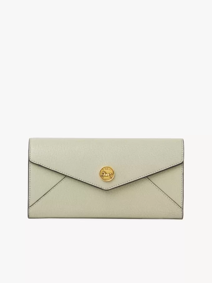 Cartera larga tipo sobre con solapa en piel granulada