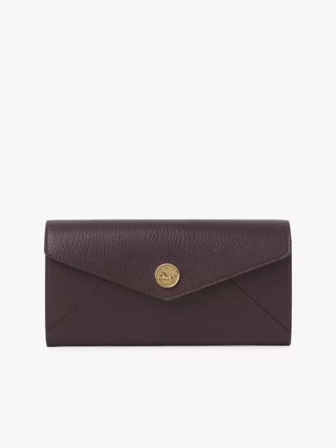Cartera larga tipo sobre con solapa en piel granulada