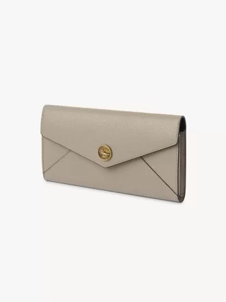 Cartera larga tipo sobre con solapa en piel granulada