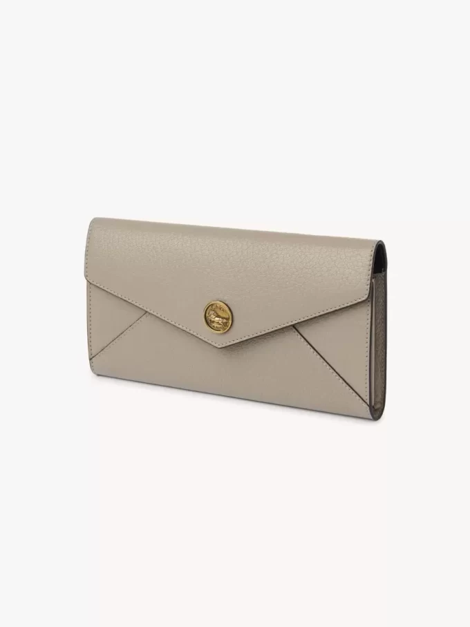 Cartera larga tipo sobre con solapa en piel granulada