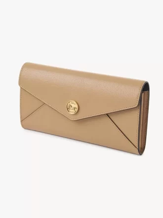 Cartera larga tipo sobre con solapa en piel granulada