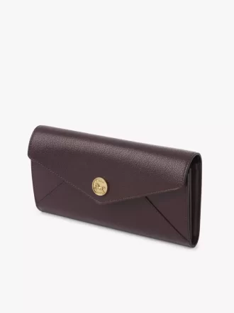 Cartera larga tipo sobre con solapa en piel granulada