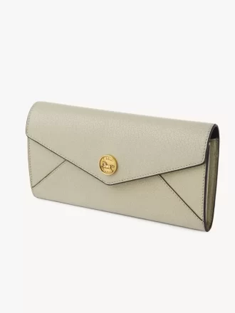 Cartera larga tipo sobre con solapa en piel granulada