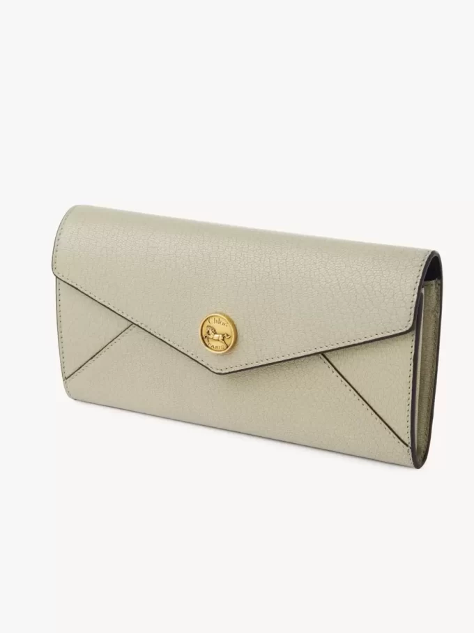 Cartera larga tipo sobre con solapa en piel granulada