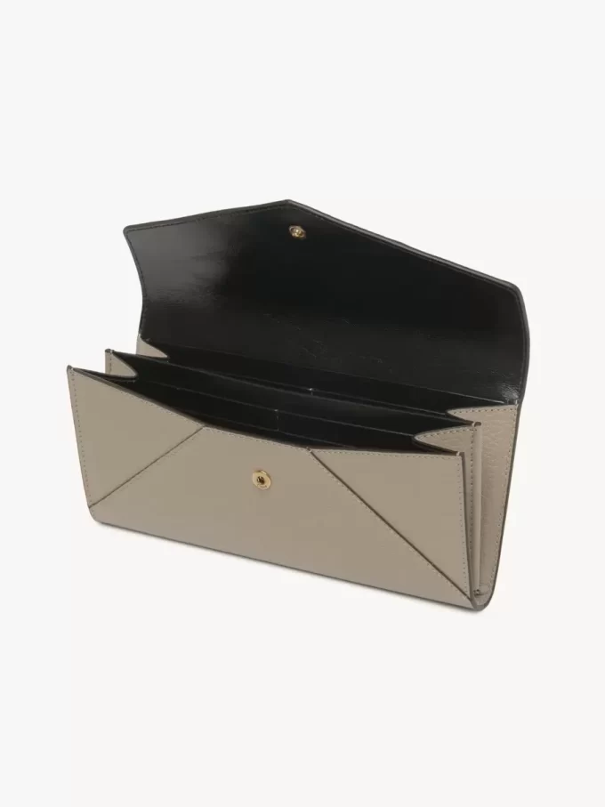 Cartera larga tipo sobre con solapa en piel granulada