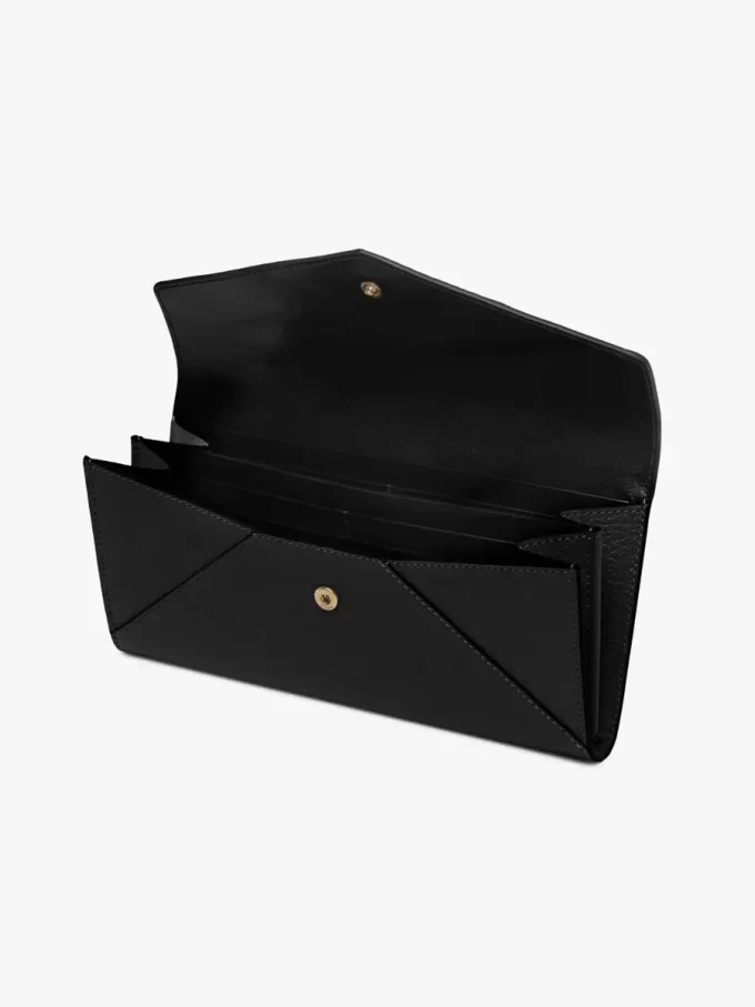 Cartera larga tipo sobre con solapa en piel granulada