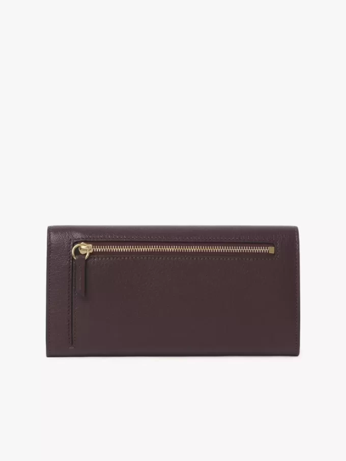 Cartera larga tipo sobre con solapa en piel granulada