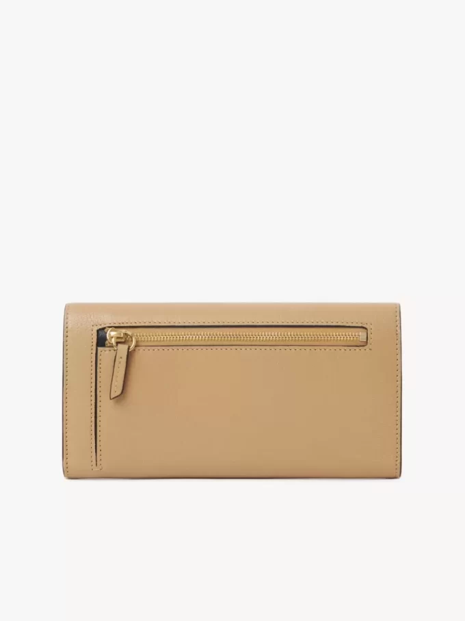 Cartera larga tipo sobre con solapa en piel granulada