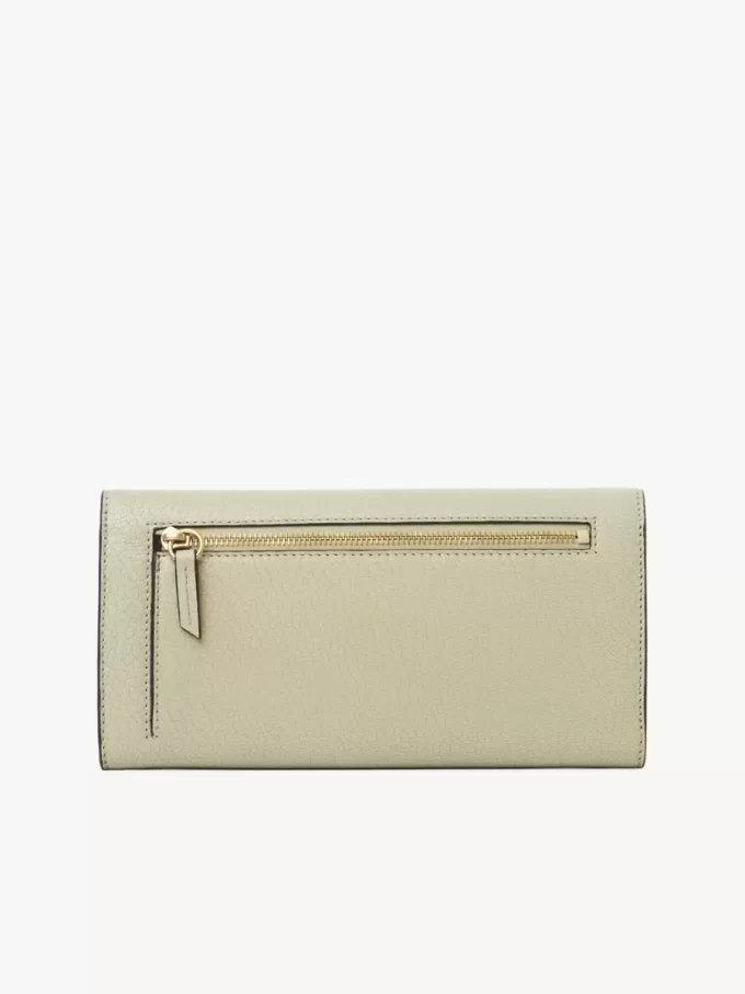 Cartera larga tipo sobre con solapa en piel granulada