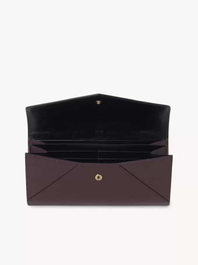Cartera larga tipo sobre con solapa en piel granulada