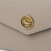 Cartera larga tipo sobre con solapa en piel granulada