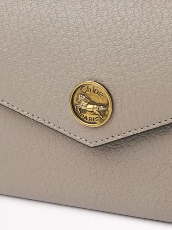 Cartera larga tipo sobre con solapa en piel granulada