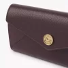 Cartera larga tipo sobre con solapa en piel granulada