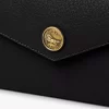 Cartera larga tipo sobre con solapa en piel granulada