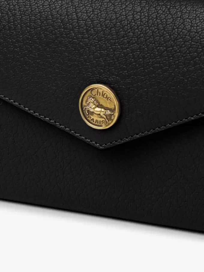 Cartera larga tipo sobre con solapa en piel granulada